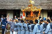 英気養ったと民家園から担出し。09.10.04.