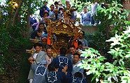担ぎ手余裕で石段に入り込む。09.10.04.