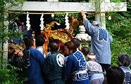 鳥居潜るのも一苦労。09.10.04.