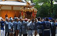 いざ宮出しと石段参道へ。09.10.04.