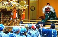 迫力ある獅子舞に神輿もたじろぐ。09.10.04.