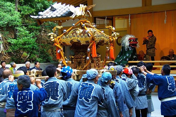 邪気払う獅子舞と対峙する宮神輿。09.10.04.