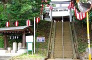 細い石段登り境内へ。09.10.04.
