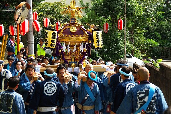 石段参道の脇の坂道からの宮出し。09.10.04.