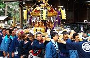 拝殿前から担がれて坂道へ。09.10.04.
