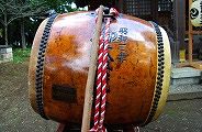昭和3年建造の太鼓とブレーキ用棒。09.10.04.