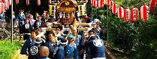 ゆったり担がれ降りてくる。09.10.04.