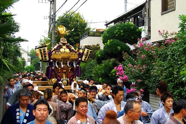 庭先にまだ咲き続ける百日紅の脇を渡御していく。09.09.27.