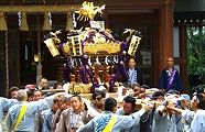 境内でゆったり神輿揉みして宮出し。09.09.27.