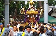 威勢よく鳥居を潜り宮出し。09.09.27.