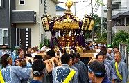 毎年ゆえ路地中も慣れた担ぎ。09.09.27.