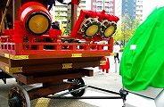 人手不足なのか四駆が引っ張る。09.10.04.