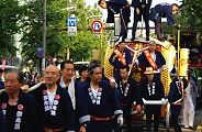 青梅街道を山車と神輿を先導。09.10.04.
