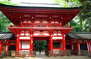 昭和46年建造の境内側から望む楼門。参道側に隋神一対。09.10.04.