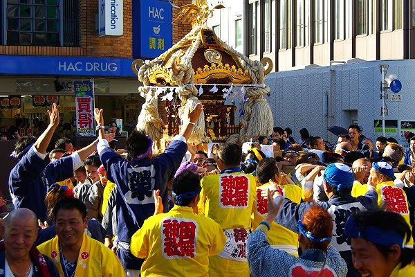 この感動この衝撃この喜びを伝えたい!と担ぎ手。09.10.11.)