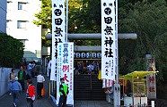 屋台一杯の境内に比べ参道鳥居は狭い。09.10.11.
