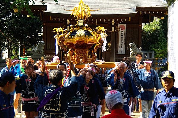 皆で囃し立てての宮出しです。09.10.12.