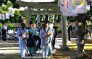 鳥居脇で慰霊の儀。09.10.12.