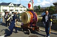 神輿遅いぞと大太鼓が催促。09.10.12.