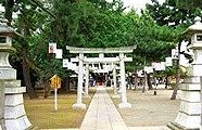 広い境内に長い参道と松林。09.10.12.