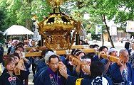 参道鳥居脇から担ぎ出す。09.10.12.