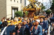 狭い路地を渡御。09.10.12.