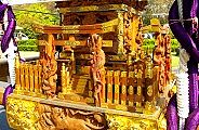 全体を包む総彫神輿。09.10.18.