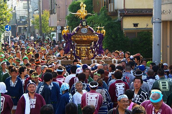 担ぎ手を引き連れて路地中を渡御。09.10.18.