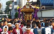 渡御路狭くとも魂振りは止まりません。09.10.18.