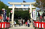 鳥居の背後はスポーツセンター。09.10.18.