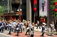 氏子渡御は「め」組の木遣が響き渡る。'10.05.05.