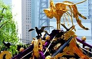 蕨手に乗る小鳥の烏。'10.05.05.