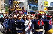 宮出しのみ担がれる女神輿。'10.05.05.