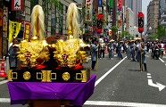 獅子頭が渡御列を守護する。'10.05.05.