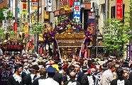 赤レンガ歓楽街を山車引き連れての渡御。'10.05.05.