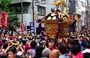 鳥居前での神輿揉み。'10.05.04.