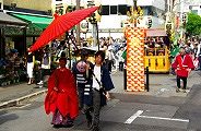 宮司が神輿を先導する。'10.05.05.