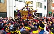 赤鉢巻の神三町会担ぎ。'10.05.04.