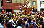 黄鉢巻で神紋印半纏の氏子青年部。'10.05.04.