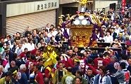 整然と担ぐ宮入道中。'10.05.04.