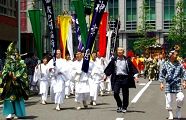 五色の幟が大祭列を先導。'10.05.03.
