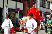白馬に跨る神職。'10.05.03.