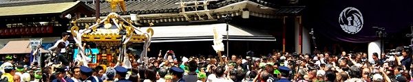 弥生会の担ぎ手達は渾身の神輿振りで歌舞伎座玄関前を担ぐ。'10.05.03.