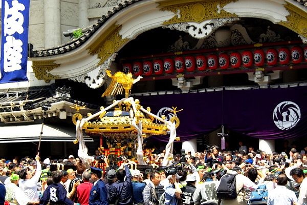 江戸の色香残す歌舞伎座に暫し別れ渡御が最高潮。'10.05.03.