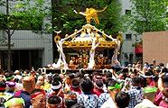 熱気むんむんの担ぎ手達。'10.05.03.