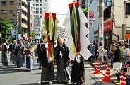 町会御幣と神社御幣が並ぶ。'10.05.16.