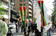 大型神社御幣が風に靡く。'10.05.16.