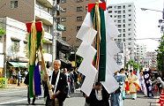首襷で御幣を担ぐ。'10.05.16.