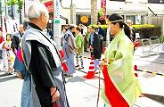 艶やかな女官と役員は羽織袴の正装。'10.05.16.