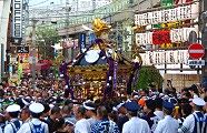 上野広小路に躍り出る千貫神輿。'10.05.09.